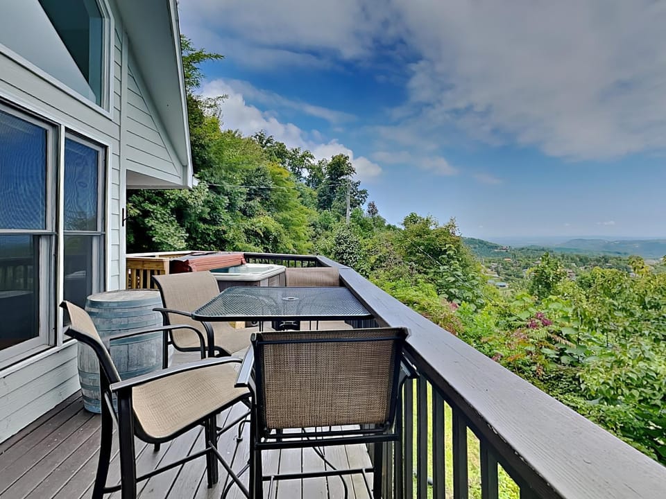 Patio, Hot Tub, Balcony/Terrace, Mountain view