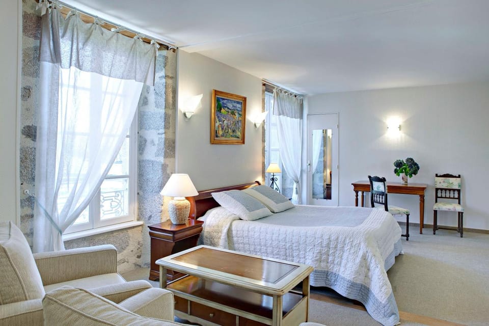 Patio, Bed, Garden, Balcony/Terrace, Living room, Photo of the whole room, Decorative detail, Seating area, Bedroom, Garden view