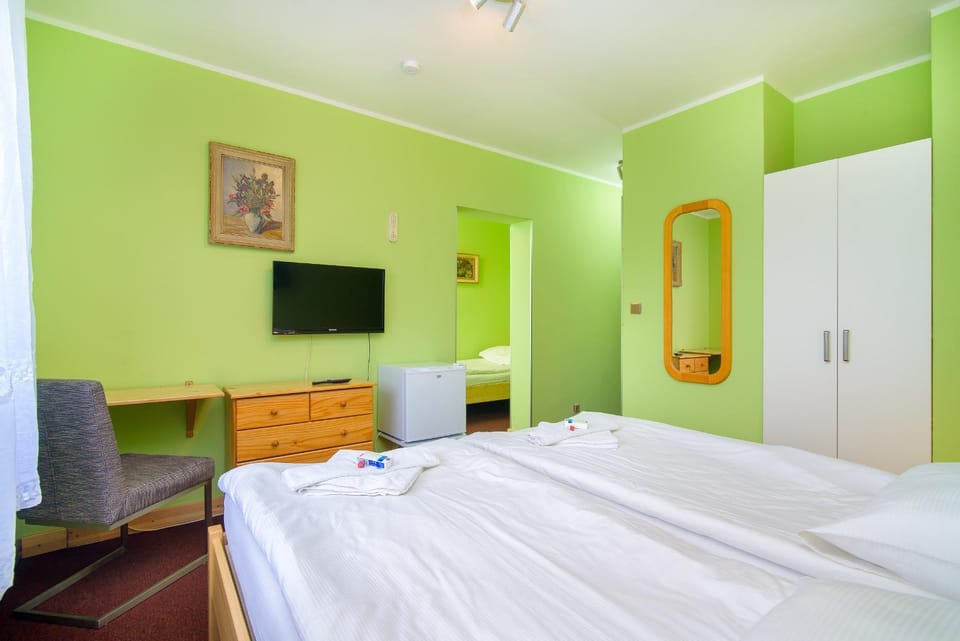 Bed, TV and multimedia, Photo of the whole room, Bedroom