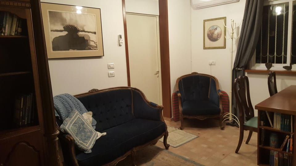 Night, Photo of the whole room, Decorative detail, Seating area