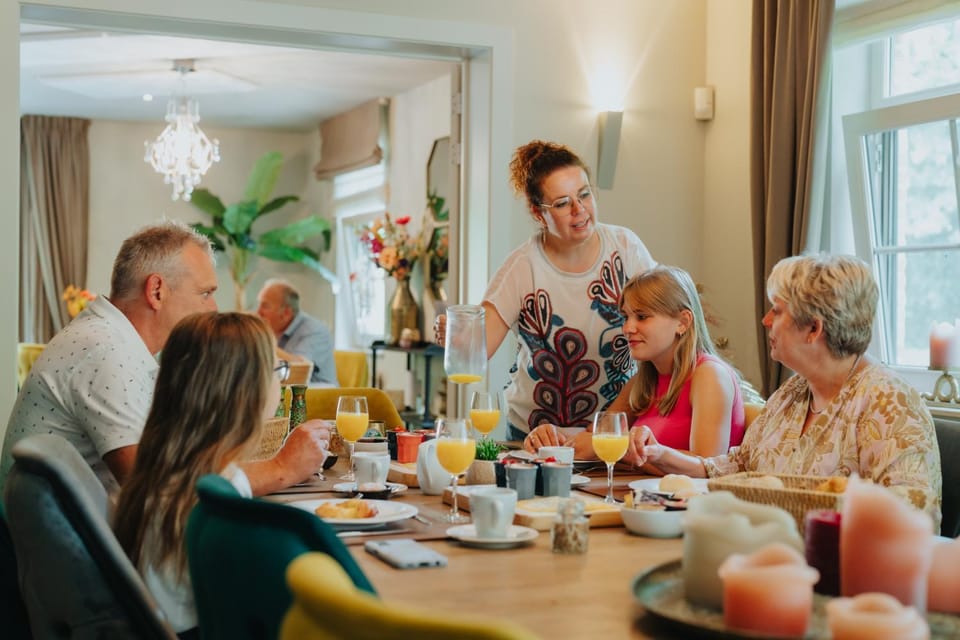 Restaurant/places to eat, People, Breakfast