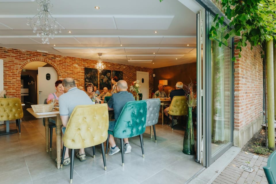 Restaurant/places to eat, People