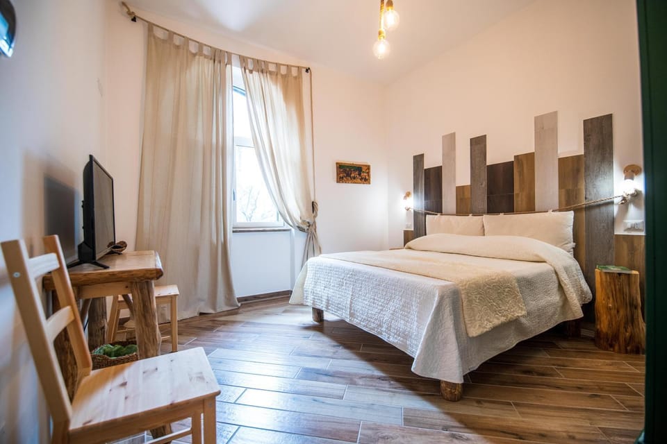 Bed, TV and multimedia, Photo of the whole room, Bedroom, hair dresser