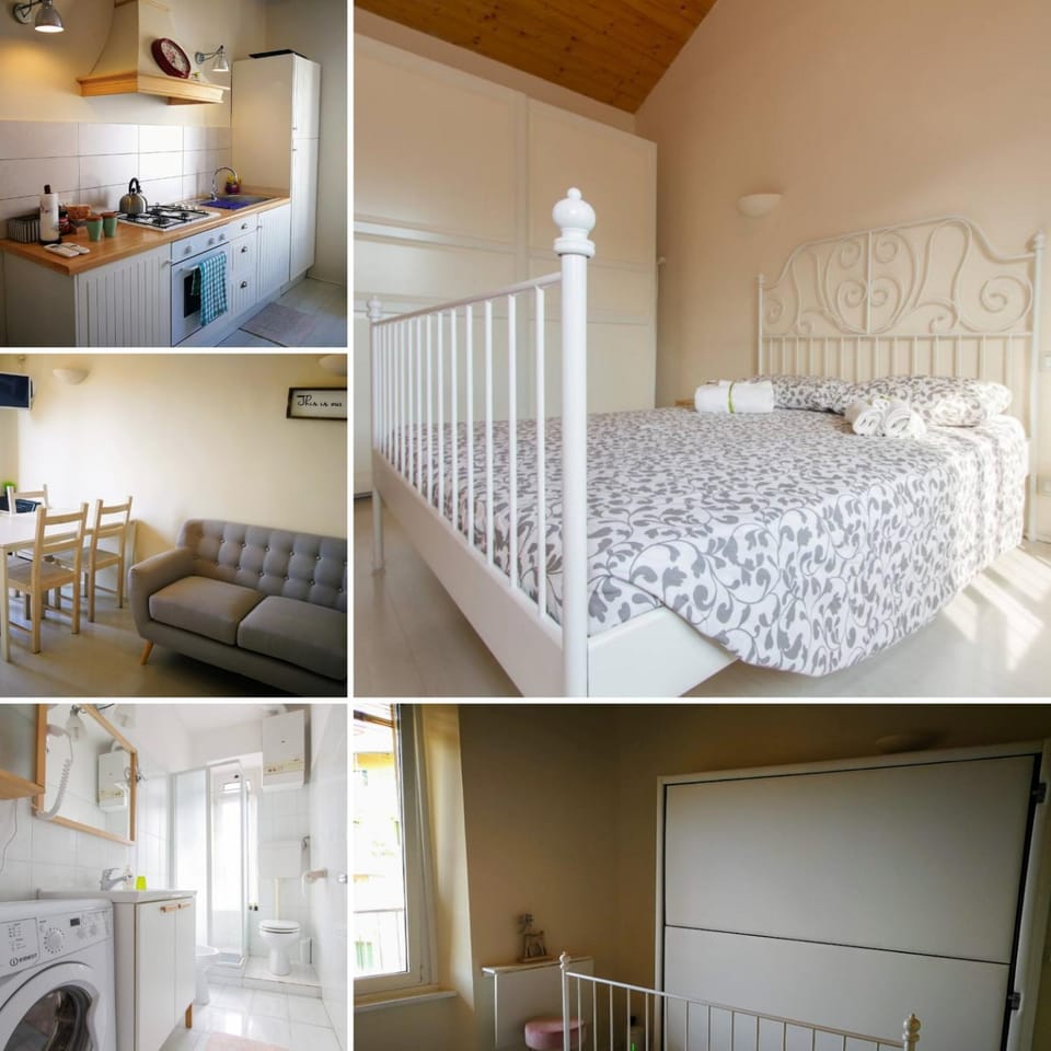 Bed, Living room, Photo of the whole room, Bedroom, wardrobe, washing machine