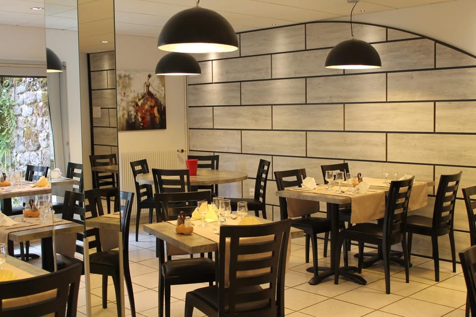 Hôtel Restaurant Aux Genêts d'Or Hotel in Auvergne-Rhône-Alpes