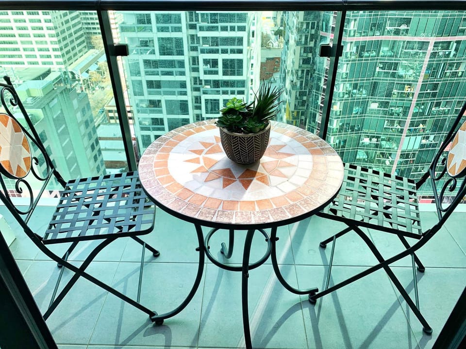 Large 2B2B Near Southern Cross FreeParking GYM POOL Apartment in Melbourne