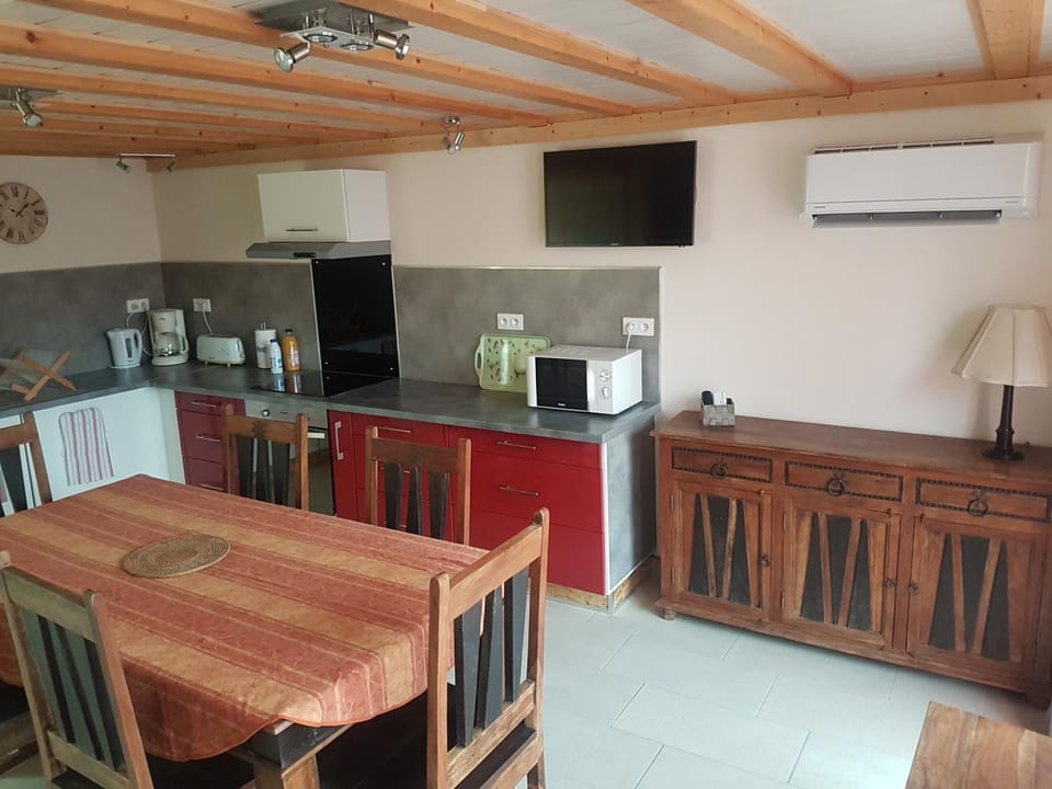 TV and multimedia, Coffee/tea facilities, Kitchen or kitchenette, Living room, Dining area