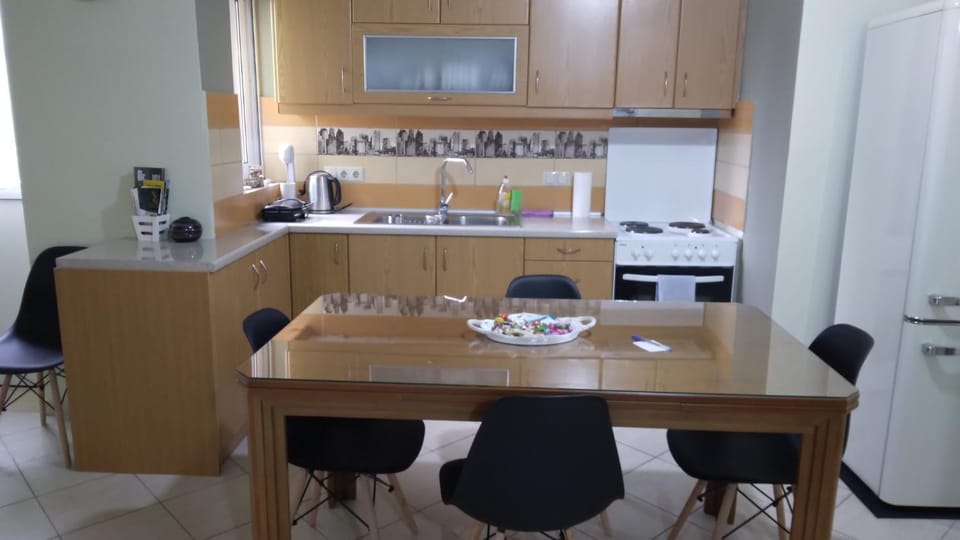 Coffee/tea facilities, Kitchen or kitchenette, Dining area, stove