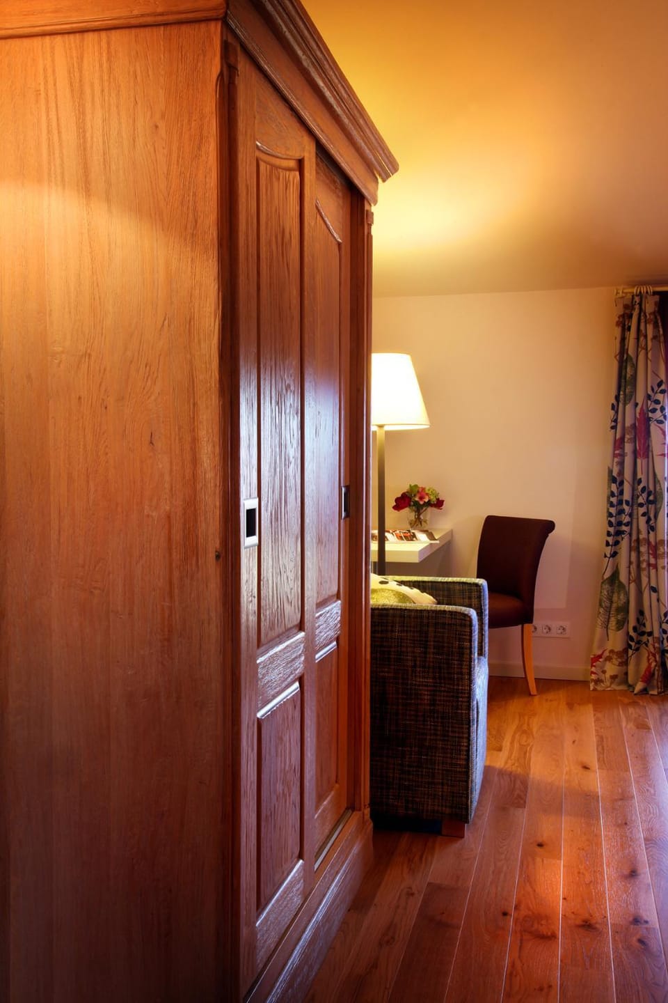 Seating area, Bedroom, Facility for disabled guests, acessibility