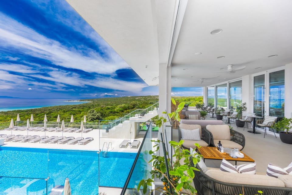 Balcony/Terrace, Sea view, Swimming pool, sunbed