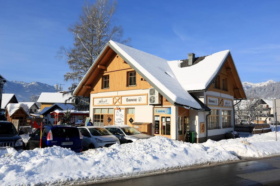 Property building, Restaurant/places to eat, Facade/entrance, Winter, Children play ground, Street view, Meals, Lunch, Dinner, Drinks, Alcoholic drinks, Non alcoholic drinks