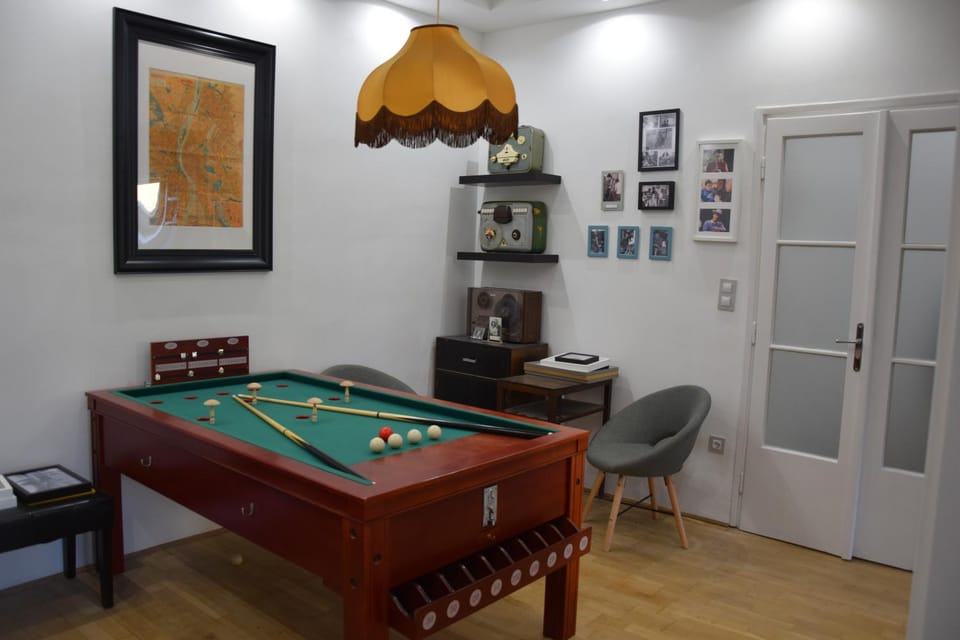 Billiard, Game Room
