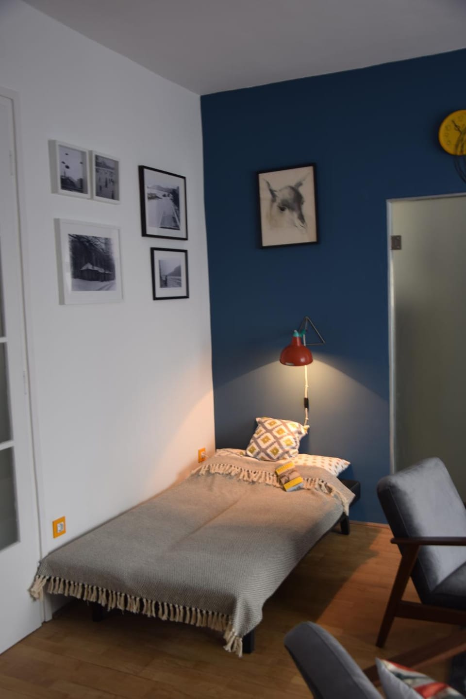Bed, Living room, Bedroom