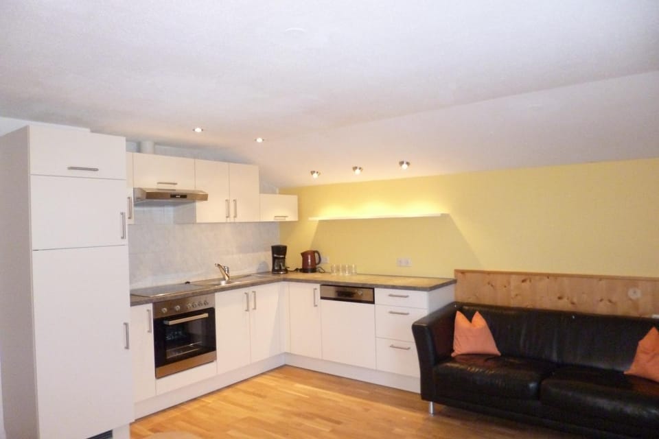 Coffee/tea facilities, Kitchen or kitchenette, Living room, Dining area, Bedroom