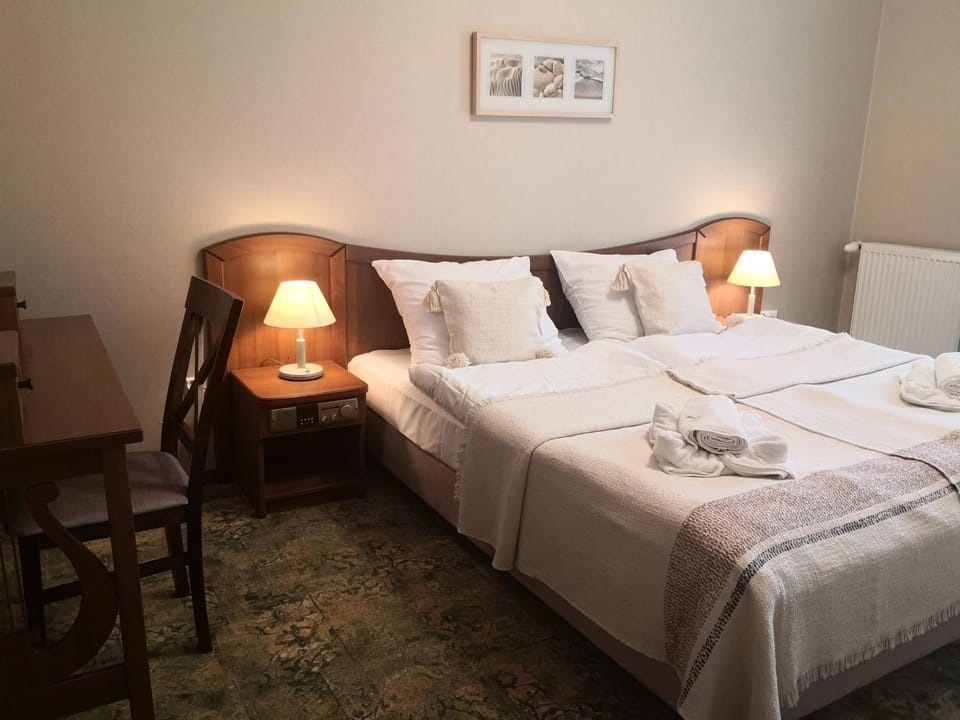 Bed, Bedroom, towels