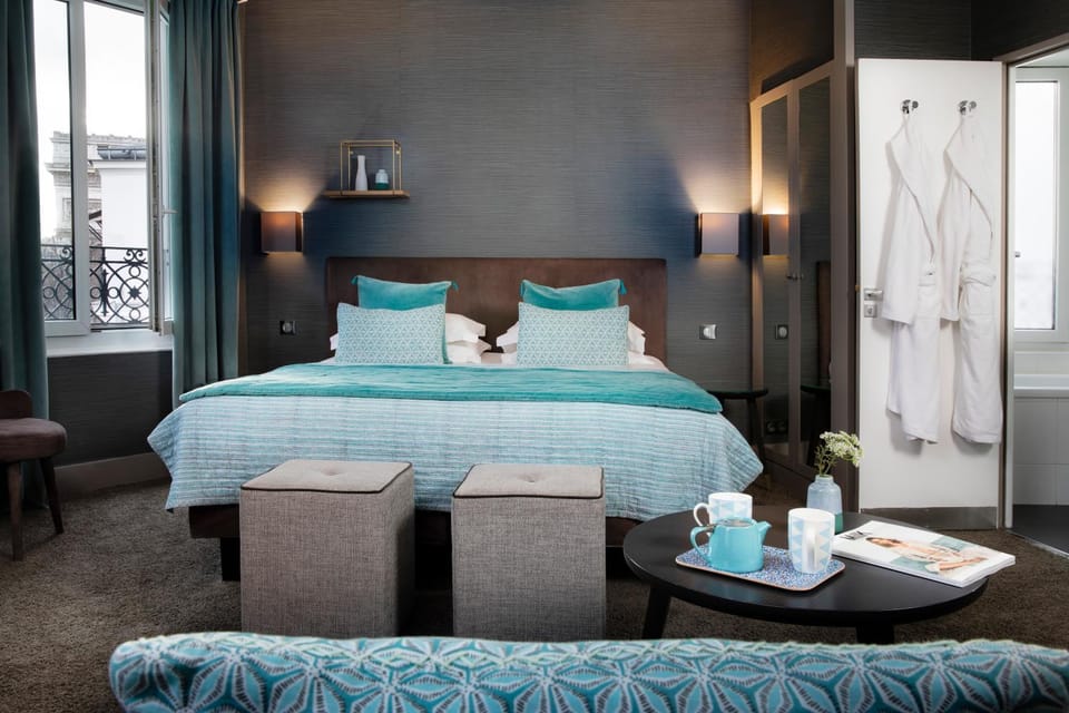 Bathroom, Seating area, Bedroom, City view, Landmark view, Street view