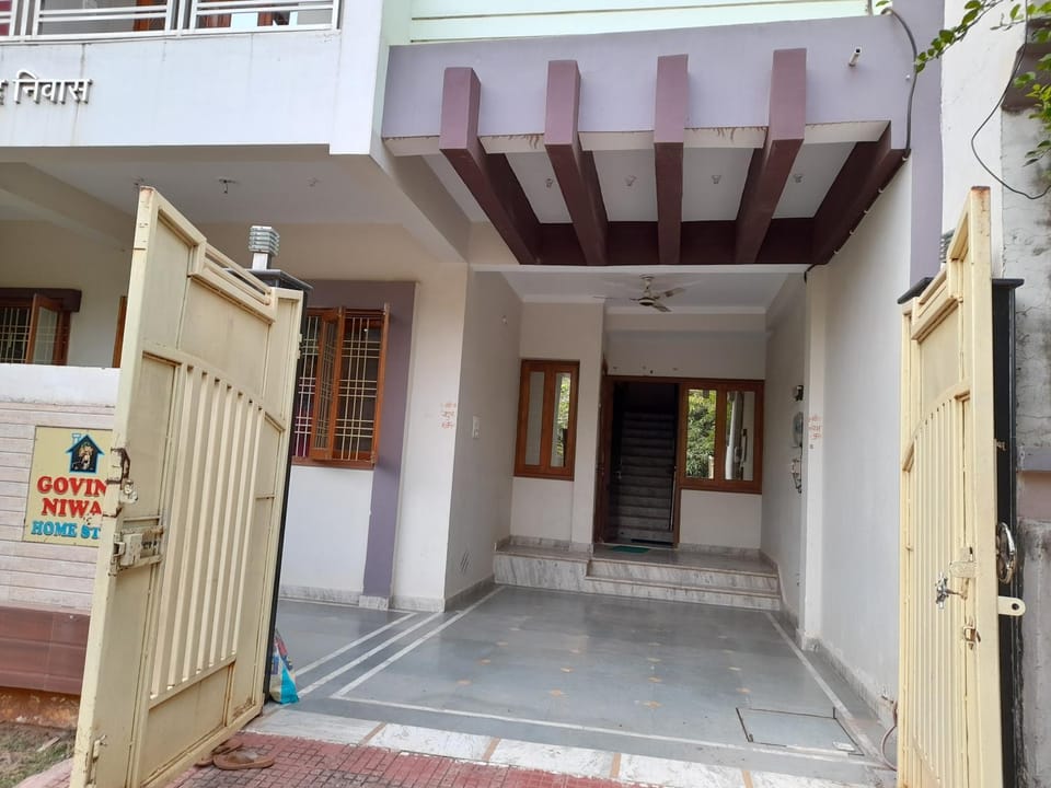 Facade/entrance, Area and facilities