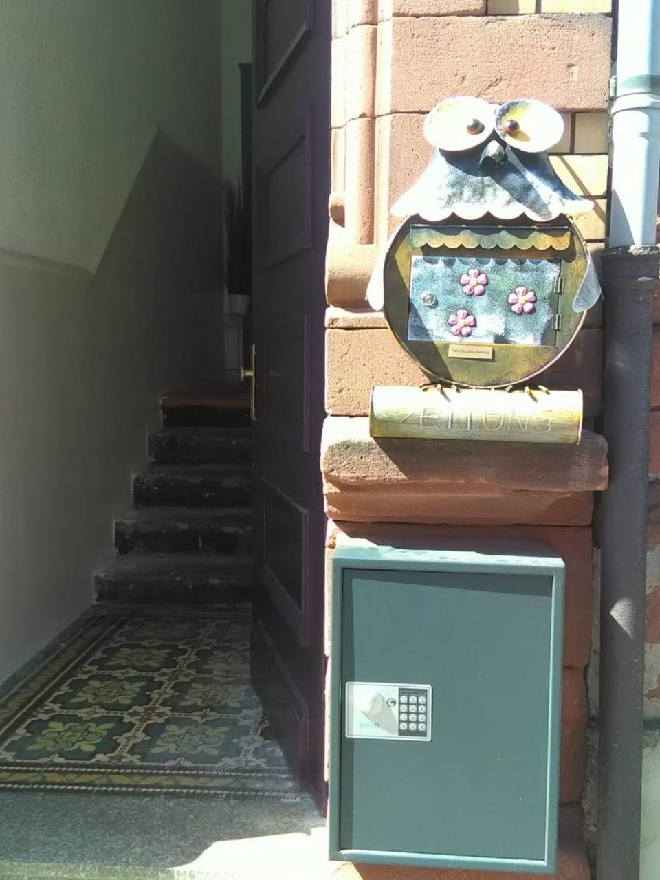 Property building, Staff, Property logo or sign, safe