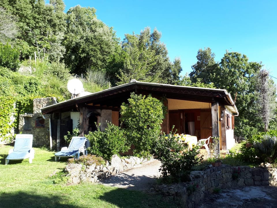 DISCRET, APAISANT, CALME entre MER et MONTAGNE, THERMALISME Chalet in Corsica