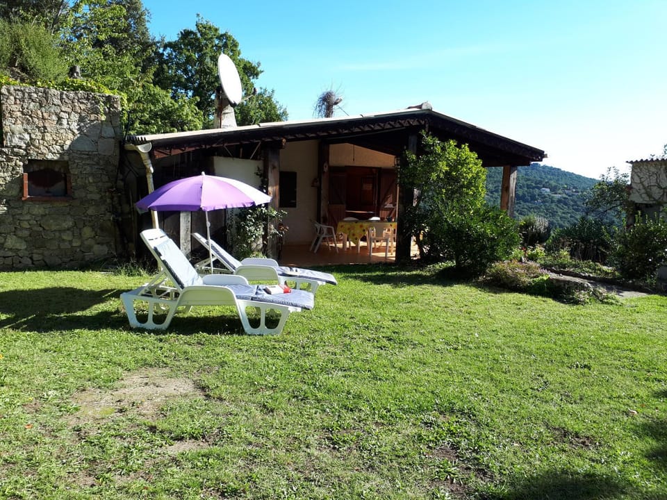 DISCRET, APAISANT, CALME entre MER et MONTAGNE, THERMALISME Chalet in Corsica