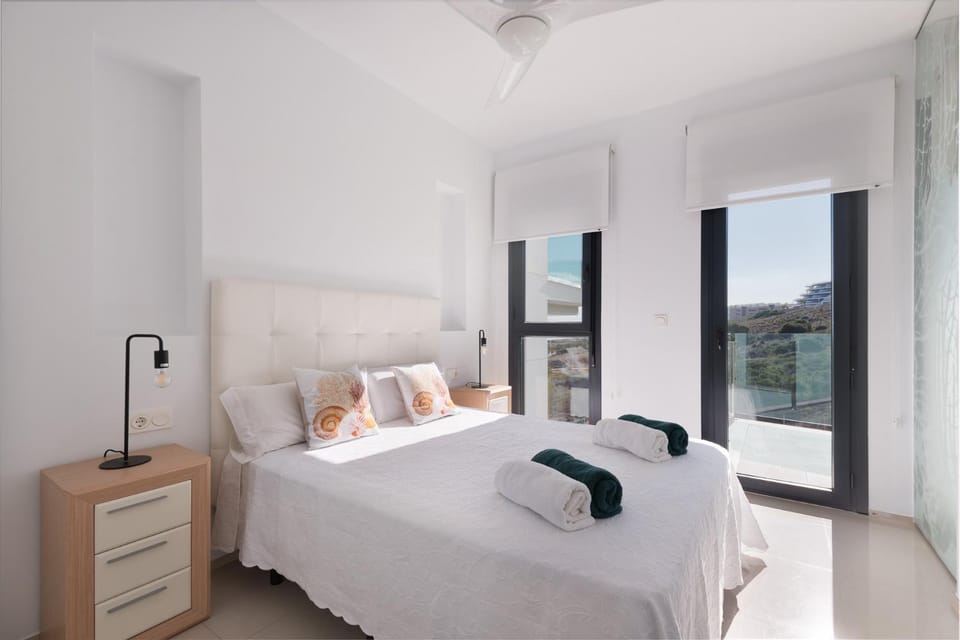 Photo of the whole room, Sea view