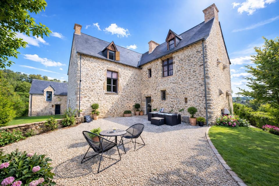 Property building, Spring, Day, Garden, Living room
