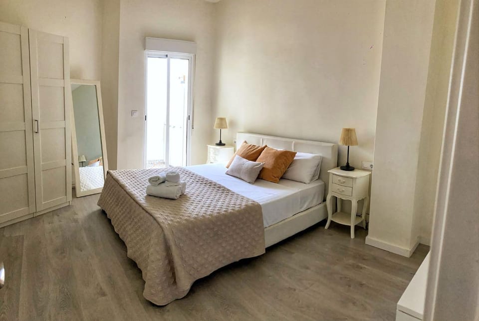 Bed, Photo of the whole room, towels, wardrobe