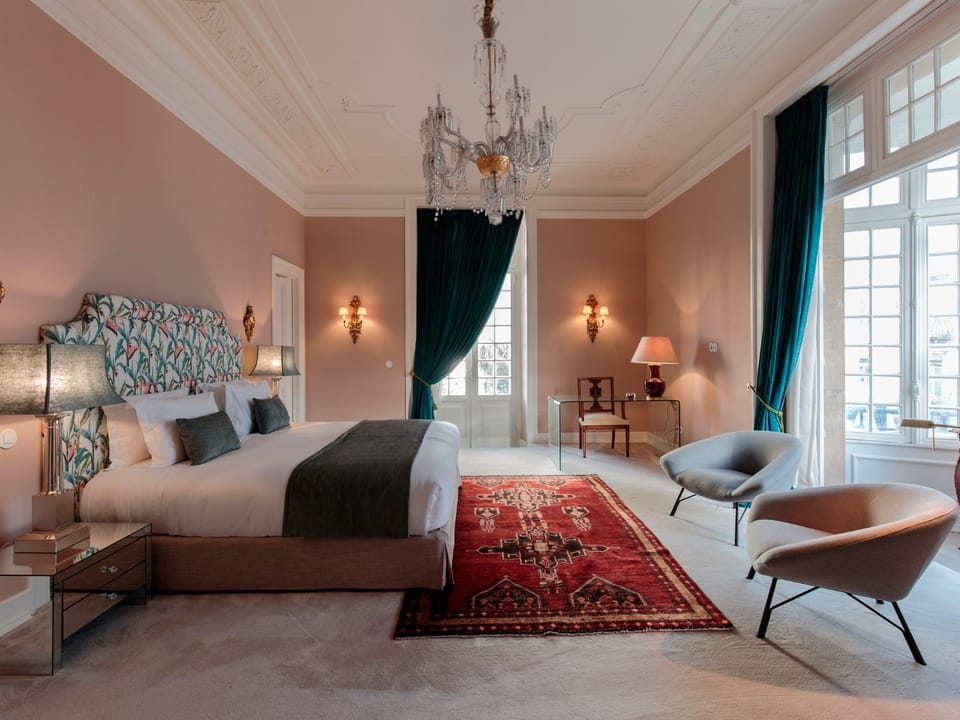 Bed, Photo of the whole room, Decorative detail, Seating area