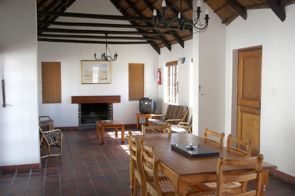 TV and multimedia, Seating area, Dining area