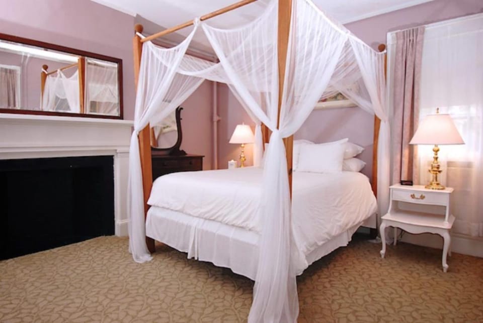 Yankee Peddler Inn Inn in Newport