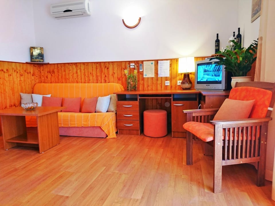 TV and multimedia, Living room, Seating area, Bedroom