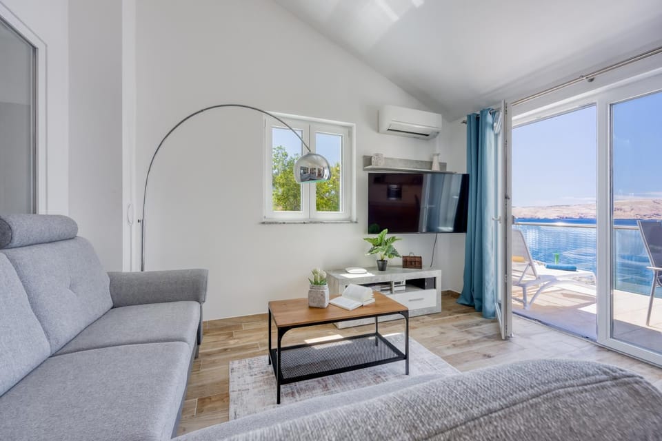 Natural landscape, TV and multimedia, View (from property/room), Balcony/Terrace, Living room, Photo of the whole room, Sea view, air conditioner