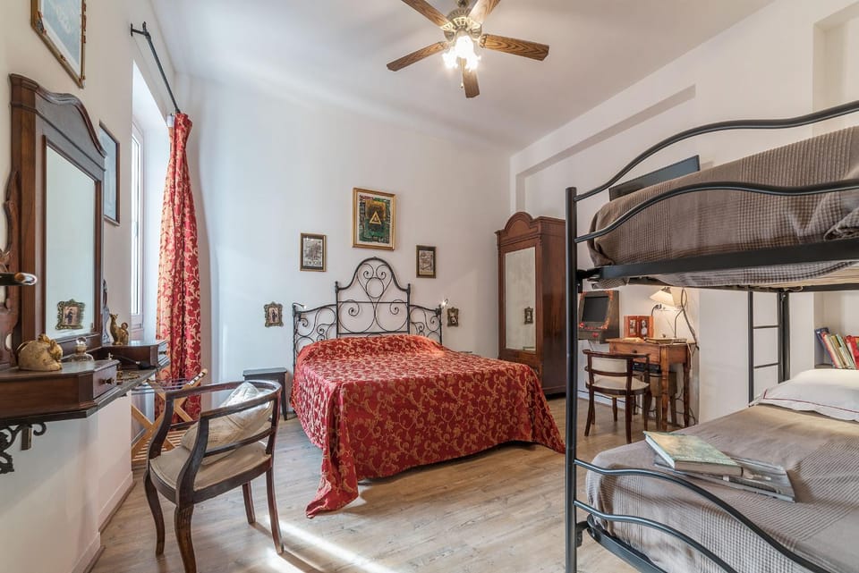 Photo of the whole room, Decorative detail, Bedroom, bunk bed