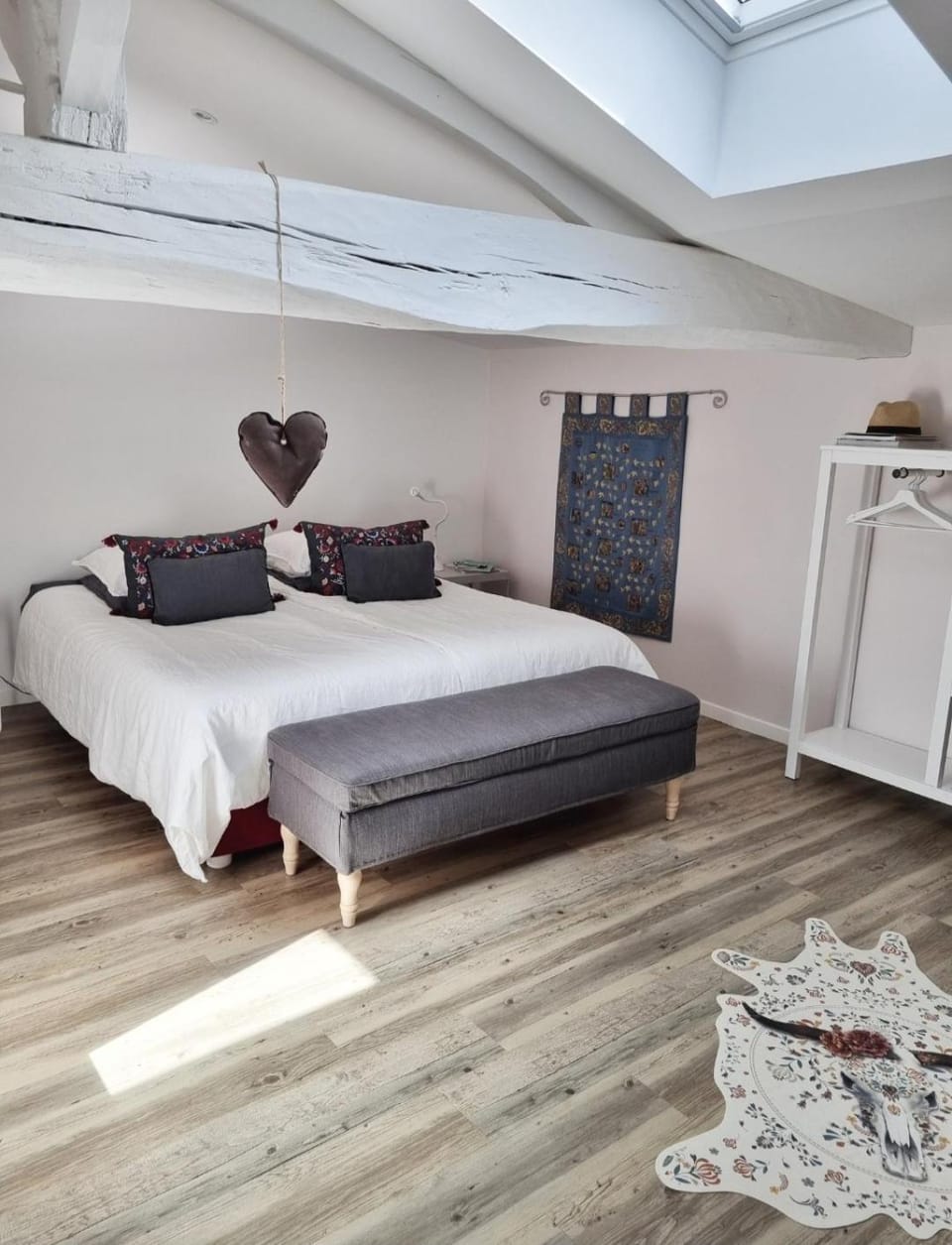 Bed, Photo of the whole room, Decorative detail, Bedroom
