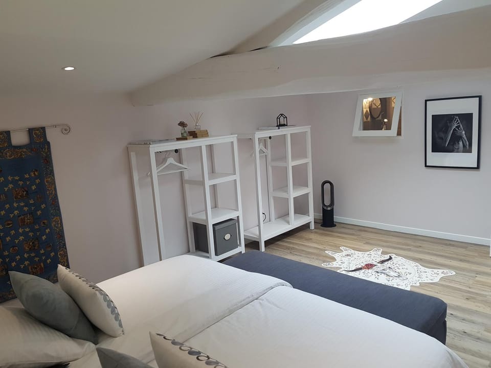 Photo of the whole room, Bedroom