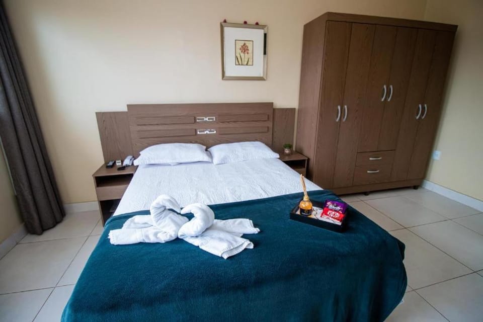Bed, towels
