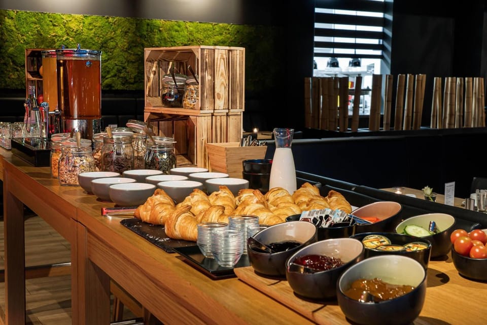 Restaurant/places to eat, Buffet breakfast