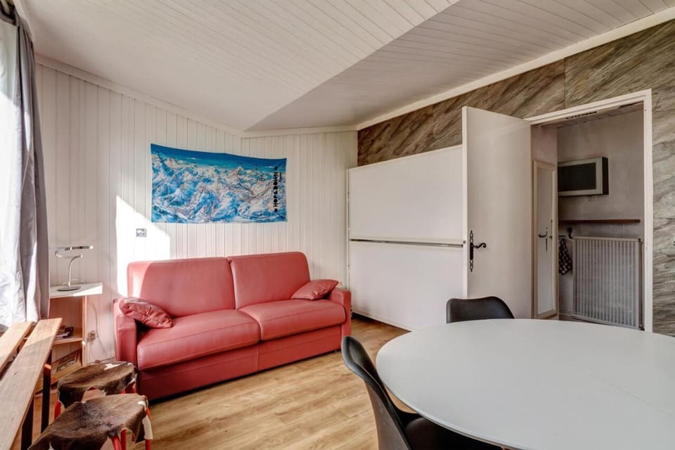 Bed, Living room