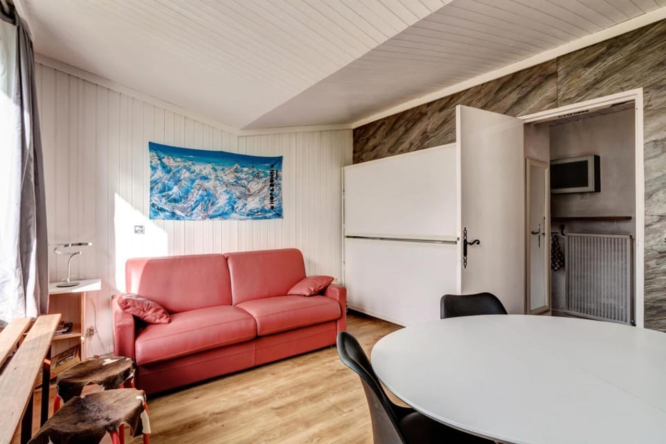 Bed, Living room