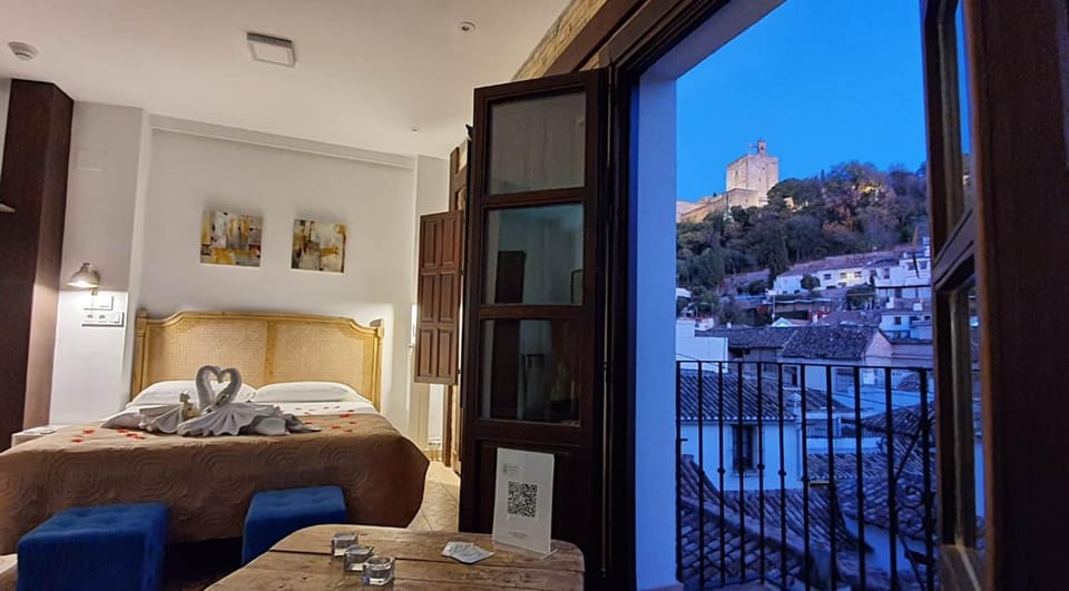 View (from property/room), Balcony/Terrace, Photo of the whole room, Decorative detail, City view, Mountain view