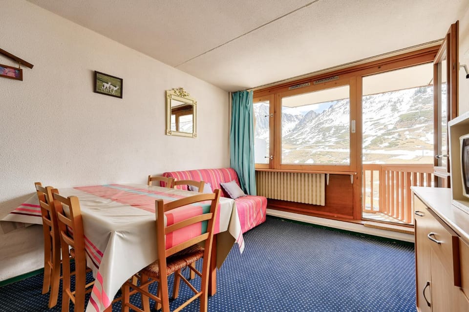 Bed, kitchen