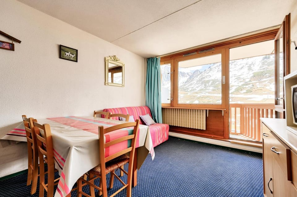 Bed, kitchen