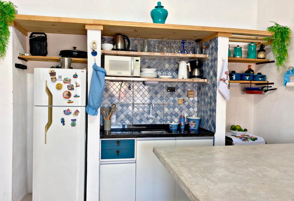 Coffee/tea facilities, Kitchen or kitchenette, Dining area, microwave, oven, stove, kitchen