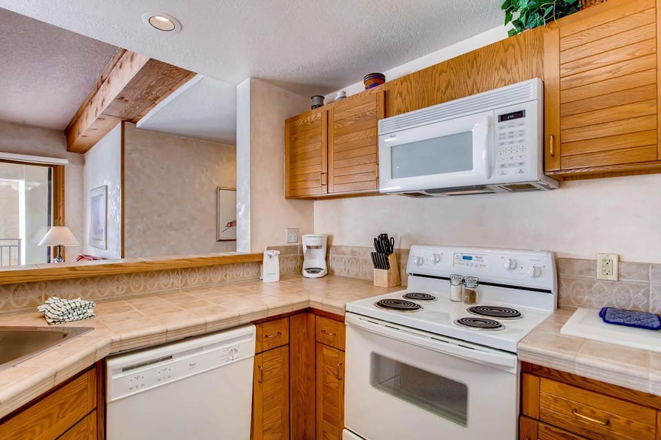 2 Br With Views Of Wood Creek & Mountains Condo Apartment in Colorado