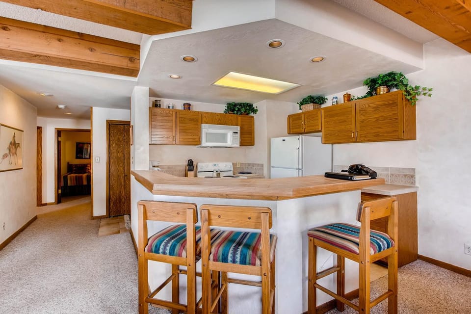 2 Br With Views Of Wood Creek & Mountains Condo Apartment in Colorado