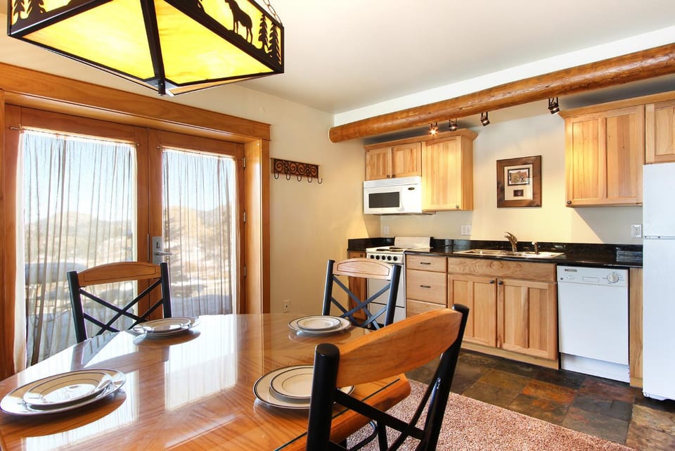 Kitchen or kitchenette, Dining area