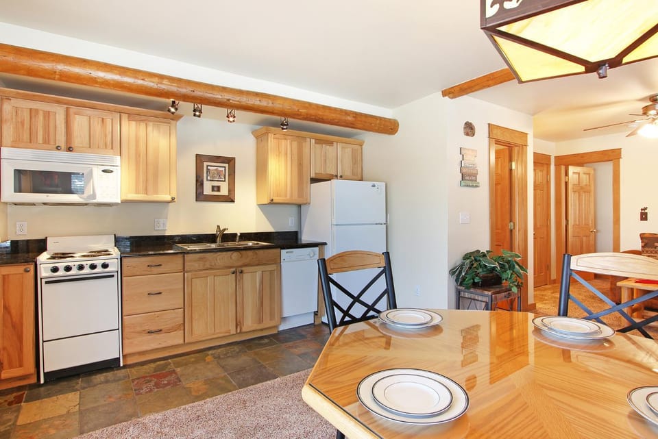 Kitchen or kitchenette, Dining area