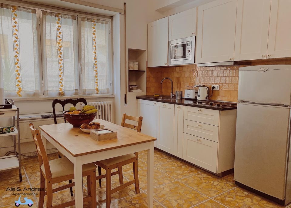 Kitchen or kitchenette, Dining area, Communal kitchen