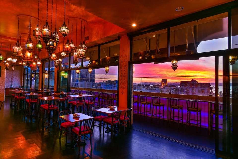 Restaurant/places to eat, Balcony/Terrace, Lounge or bar, Food, Alcoholic drinks, Non alcoholic drinks