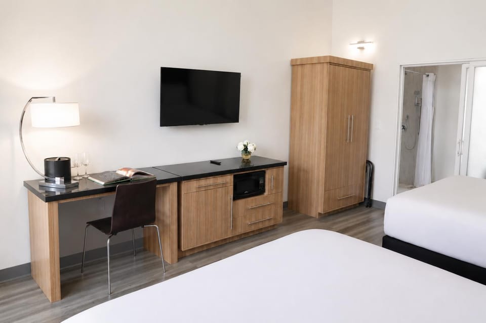 Bed, TV and multimedia, Bedroom